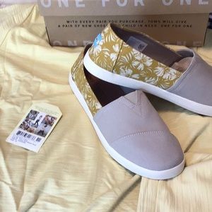 Brand new  Toms Tawny gold balsam floral
